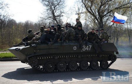 В Краматорск вошла колонна бронетехники с российскими флагами (добавлены фото и видео)