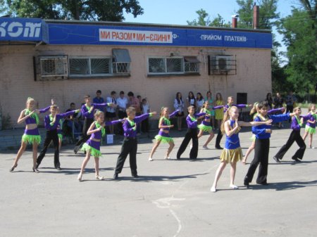 В Орджоникидзе школьники и педагог провели акцию по сбору средств для беженцев