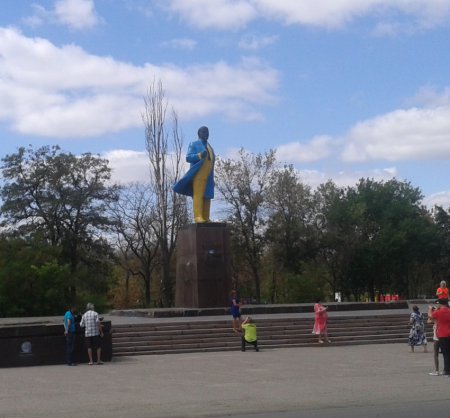 В Никополе памятник Ленину в национальных цветах (фото) 