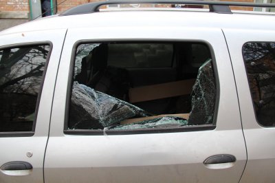 Никопольскому активисту разбили и обокрали авто