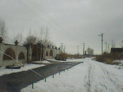 Фото: столбики и часть огороженной судьей дороги