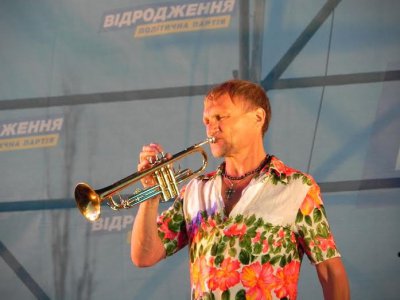 В Никополе 10 тысяч металлургов спели гимн Украины вместе с Олегом Скрипкой