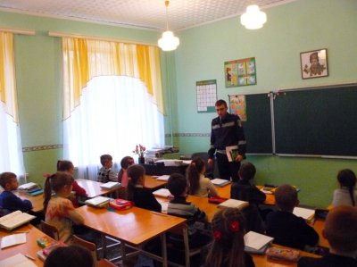 Нікопольські поліцейські розповіли школярам про безпечну поведінку на дорозі