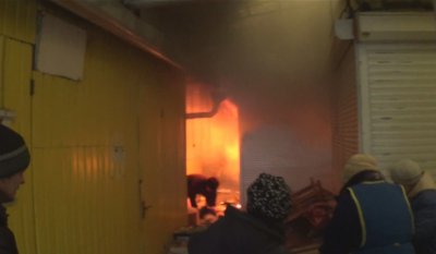 В Никополе горит рынок "Виктория" (видео)