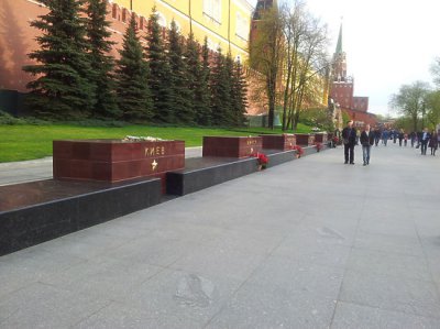 Цветная контрреволюция: стелу Киева в Александровском саду лишили памятной корзины
