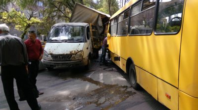 ДТП в районе автовокзала. Столкновение рейсового автобуса с грузовой Газелью (фото)