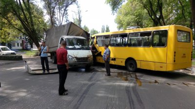 ДТП в районе автовокзала. Столкновение рейсового автобуса с грузовой Газелью (фото)