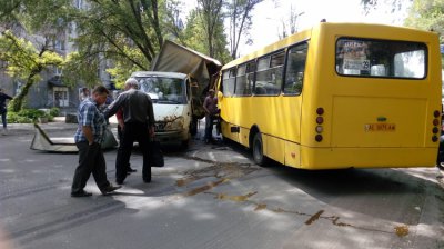 ДТП в районе автовокзала. Столкновение рейсового автобуса с грузовой Газелью (фото)