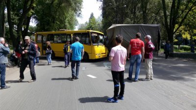 ДТП в районе автовокзала. Столкновение рейсового автобуса с грузовой Газелью (фото)