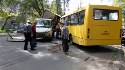 ДТП в районе автовокзала. Столкновение рейсового автобуса с грузовой Газелью (фото)