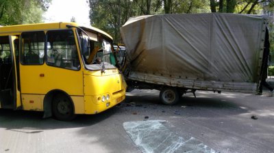 ДТП в районе автовокзала. Столкновение рейсового автобуса с грузовой Газелью (фото)