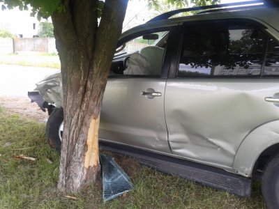 ДТП на перекрестке: Две машины в хлам, пешехода спасло дерево (фото, видео)