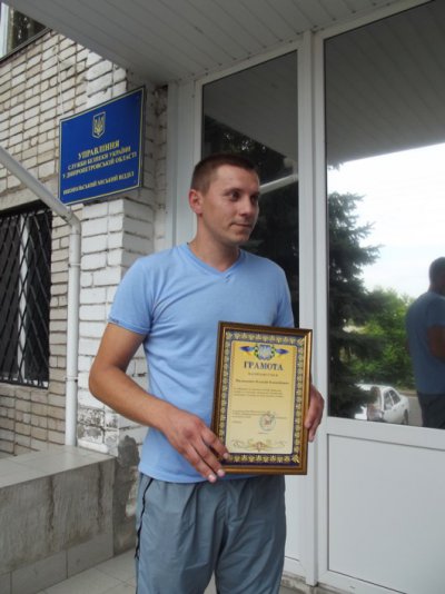 В Нікопольській поліції нагородили громадянина, який затримав вуличного  грабіжника