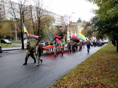 Правий сектор Дніпровщина розгорнув і проніс маршем 10-тиметровий червоно-чорний прапор (фото)