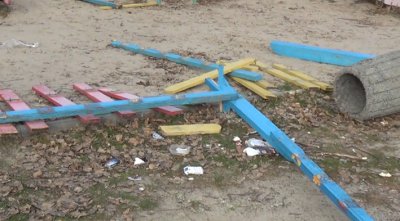 Какая падла разгромило детскую площадку в парке Никополя?  (фото, видео)