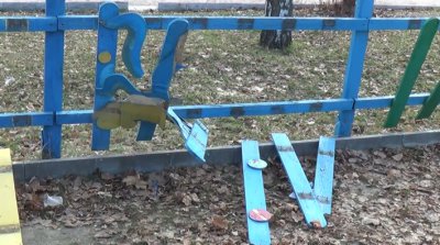 Какая падла разгромило детскую площадку в парке Никополя?  (фото, видео)