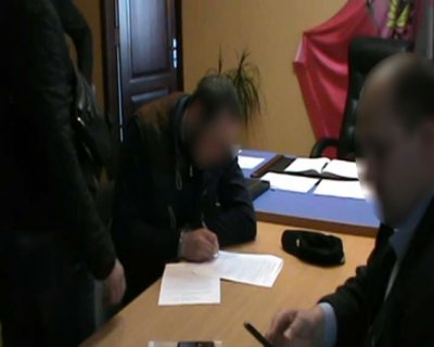 У місті Марганець затримано громадянина, який пропонував хабар прокурору (фото)