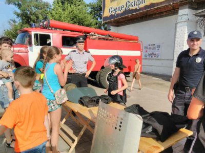 Нікопольська поліція забезпечила охорону публічної безпеки на святкуванні Дня молоді (фото)