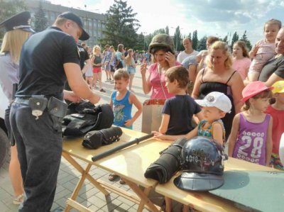 Нікопольська поліція забезпечила охорону публічної безпеки на святкуванні Дня молоді (фото)