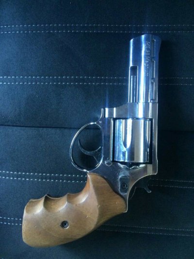 У Нікополі дільничні вилучили пістолет у місцевого мешканця (фото)