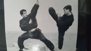 Александр Мымриков м Сергей Прозоров практикуются в боевых искусствах. 80-е годы
